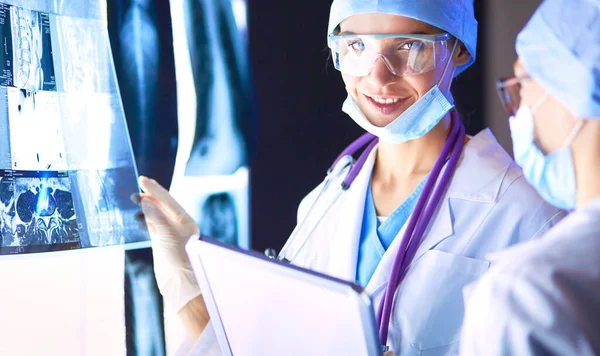 Dos mujeres médicas que miran rayos X en un hospital — Foto de Stock