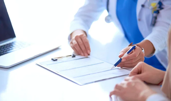 Doctor and patient couple are discussing something,sitting on the desk — Stock Photo, Image