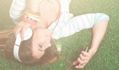 Mutfakta masada oturan genç bir kadın. Genç kadın.