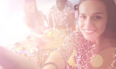 Öğle yemeği sırasında selfie çeken bir grup insan. Kendim. Arkadaşız. Arkadaşlar yemek yerken fotoğraflanır.