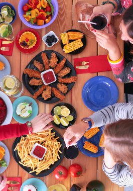 Yemek masasında içki içen insanlar.