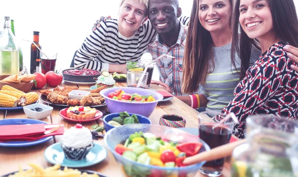 Vista superior del grupo de personas cenando juntas mientras están sentadas en la mesa de madera. Comida en la mesa. La gente come comida rápida. —  Fotos de Stock