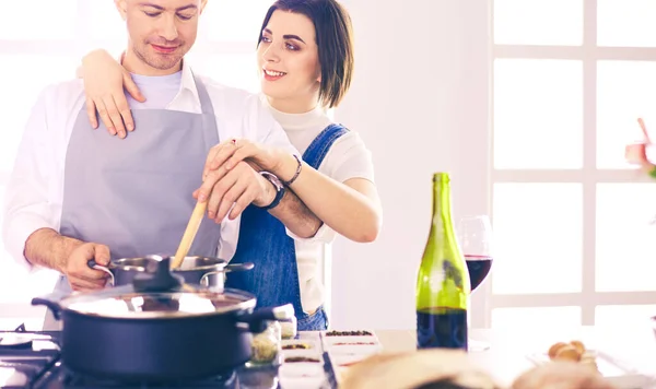 Coppia di cucina insieme in cucina a casa — Foto Stock