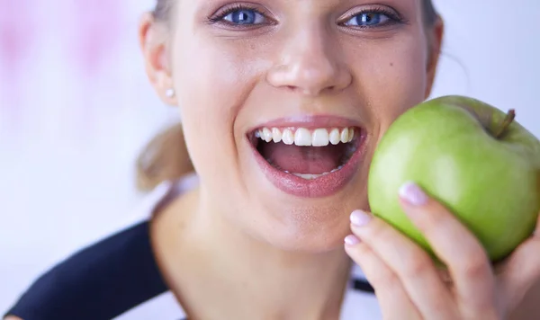 녹색 사과 함께 건강 한 웃는 여자의 초상화를 닫습니다. — 스톡 사진