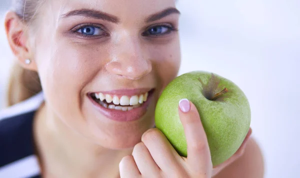 Primer plano retrato de mujer sonriente saludable con manzana verde. —  Fotos de Stock