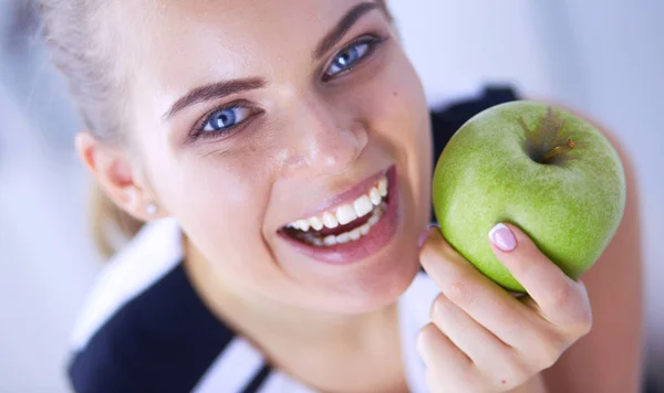 Nahaufnahme Porträt einer gesunden lächelnden Frau mit grünem Apfel. — Stockfoto