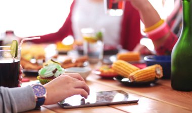 Birlikte yemek yiyen bir grup insanın üst düzey görüntüsü.