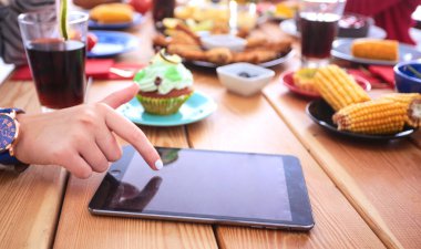 Yemek masasında içki içen insanlar.