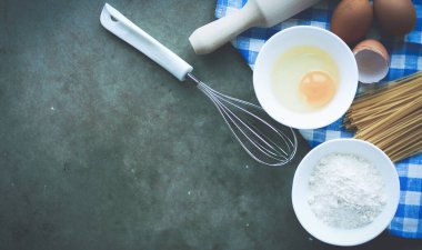 Hamur hazırlama tarifi ev yapımı ekmek, pizza ya da turta karışımı, mutfak masasının arkasında besin düzlüğü