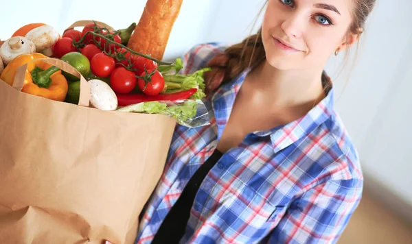 Mujer joven sosteniendo bolsa de la compra de comestibles con verduras . — Foto de Stock