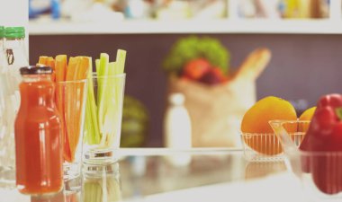 Taze meyve ve sebzelerle dolu açık bir buzdolabı, sağlıklı gıda arka planı, organik beslenme.