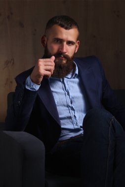 sofa ofis lobisinde oturan işadamı karanlık izole