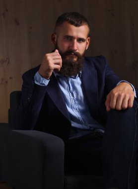 sofa ofis lobisinde oturan işadamı karanlık izole