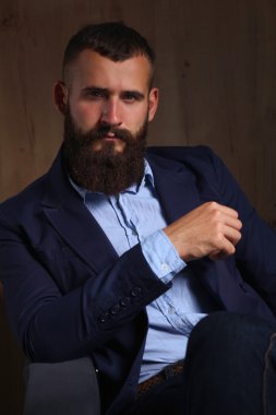 sofa ofis lobisinde oturan işadamı karanlık izole