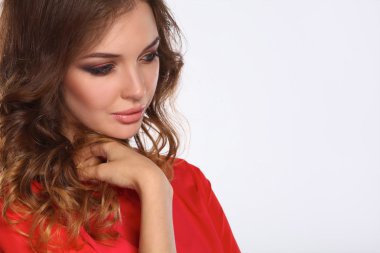 izole kırmızı bir ceket giymiş kıvırcık saçlı güzel kadın