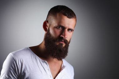 ayakta, gri bac izole yakışıklı sakallı adam portresi