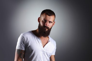 ayakta, gri bac izole yakışıklı sakallı adam portresi