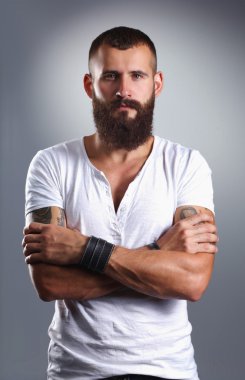 çapraz kollar ile ayakta yakışıklı sakallı adam portresi