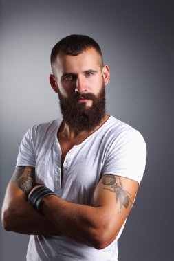çapraz kollar ile ayakta yakışıklı sakallı adam portresi