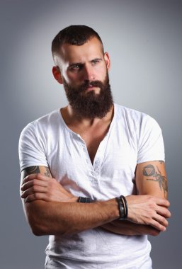 çapraz kollar ile ayakta yakışıklı sakallı adam portresi