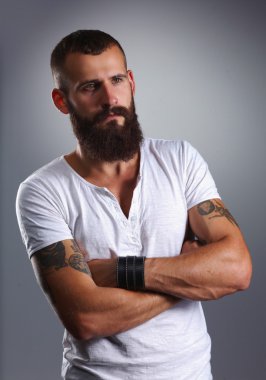 çapraz kollar ile ayakta yakışıklı sakallı adam portresi