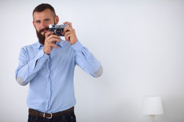 Genç sakallı adam sana duran onun kamera ile odaklama