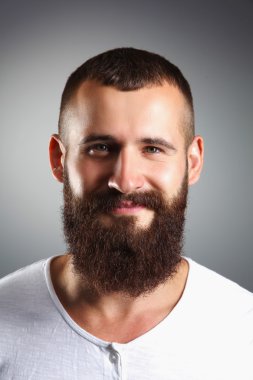 ayakta, gri bac izole yakışıklı sakallı adam portresi