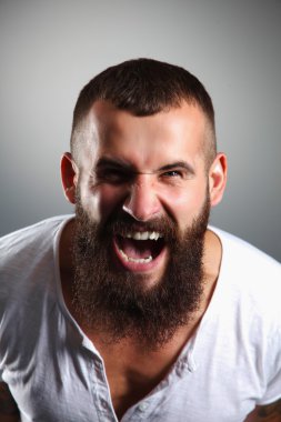 ayakta, gri bac izole yakışıklı sakallı adam portresi