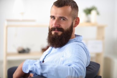 sofa ofis lobisinde oturan işadamı üzerinde beyaz izole