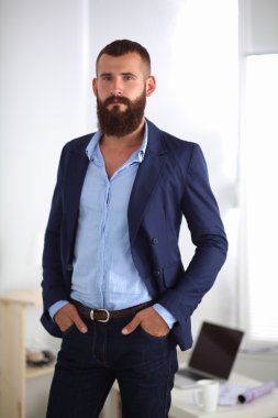 ofiste duran yakışıklı genç işadamı