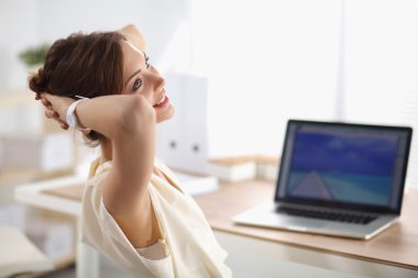 gülümseyerek bakarak hayal düşünme ofis işçi günü