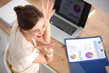 Genç ve güzel iş kadını ofiste çalışmaktan yoruldu.