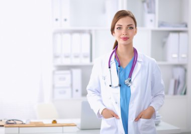 Beyaz önlüklü genç kadın doktor portresi.
