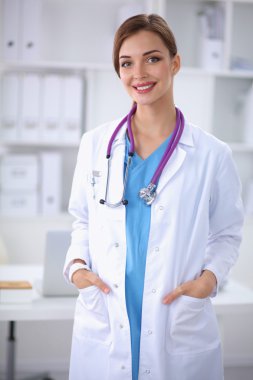 Beyaz önlüklü genç kadın doktor portresi.