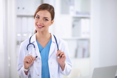 mutlu başarılı genç kadın doktor elinde bir stet portresi