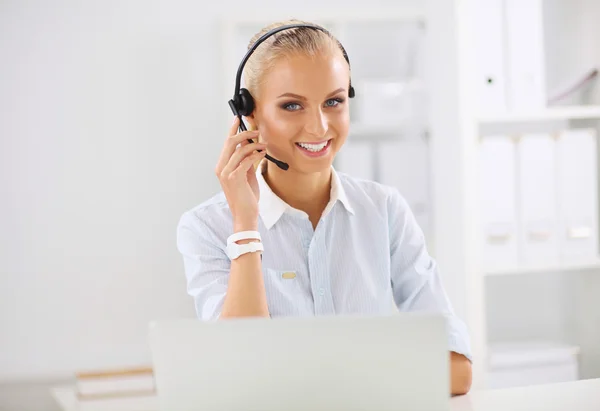 Retrato de una hermosa mujer de negocios trabajando en su escritorio con él — Foto de Stock