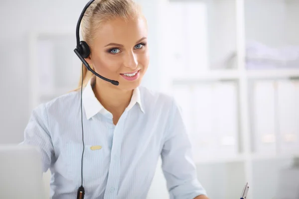 Retrato de una hermosa mujer de negocios trabajando en su escritorio con él — Foto de Stock