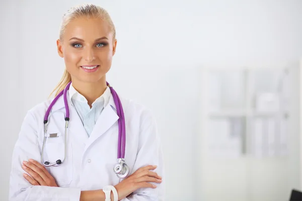 Portrait of young woman doctor with white coat standing in hosp — Stock Photo, Image