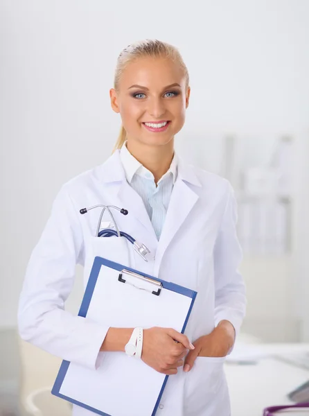 Lächelnde Ärztin mit Ordner in Uniform, der an der Kasse steht — Stockfoto