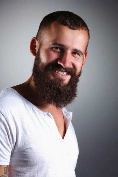 Retrato de homem barbudo bonito em pé, isolado em bac cinza — Fotografia de Stock