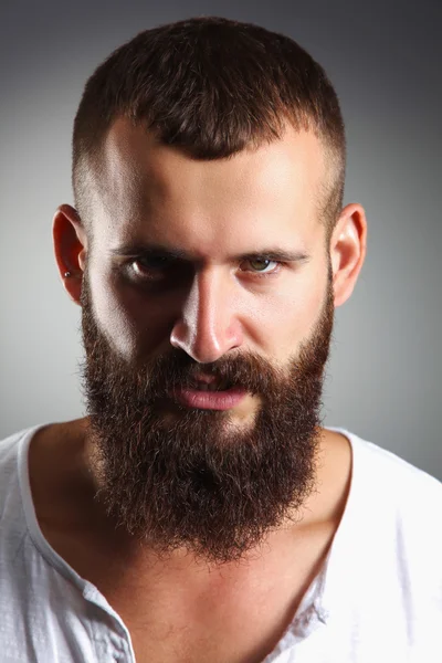 Ayakta, gri bac izole yakışıklı sakallı adam portresi — Stok fotoğraf