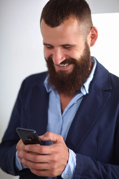 Närbild av en man med smarta mobiltelefon, isolerad på vita b — Stockfoto