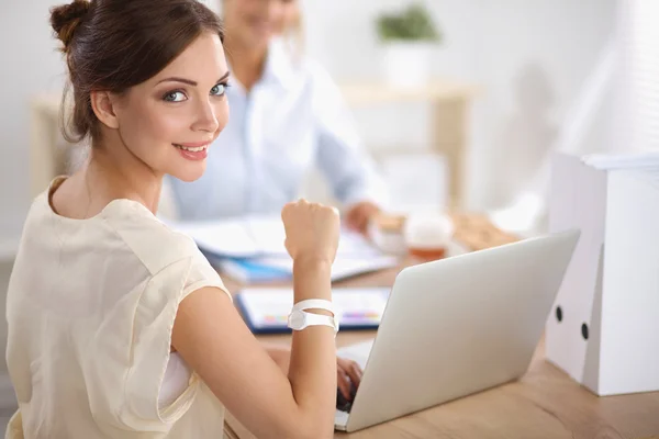 Gente de negocios que se reúne en la oficina — Foto de Stock