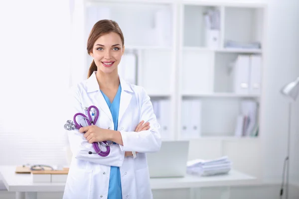 Portrét šťastný úspěšný mladý ženského lékaře drží stet — Stock fotografie