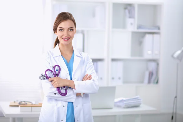 Retrato de la joven doctora exitosa feliz sosteniendo un stet —  Fotos de Stock