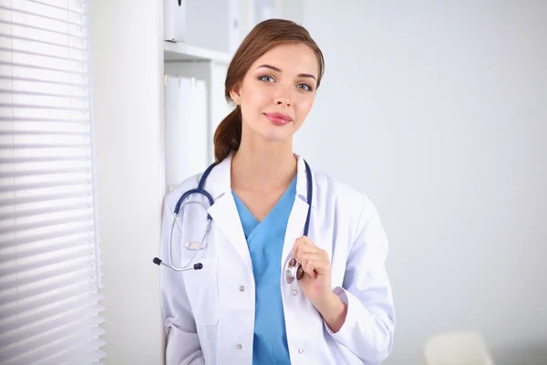 Vrouw arts is permanent in de buurt van venster — Stockfoto