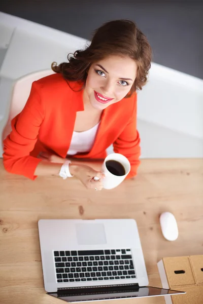 Belle femme assise au bureau, travaillant avec un ordinateur portable — Photo