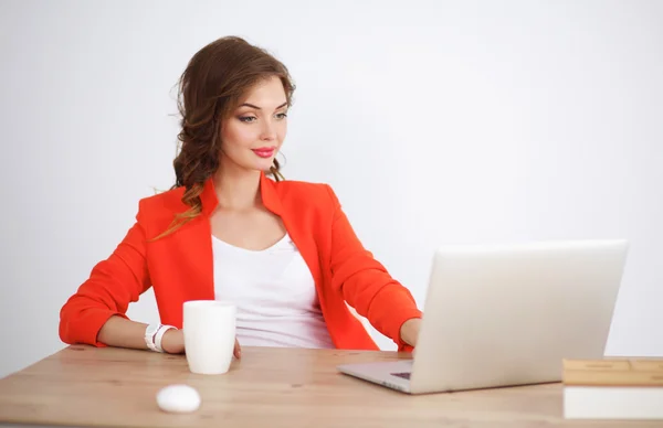 Attraktive Frau sitzt am Schreibtisch im Büro und arbeitet mit Laptop — Stockfoto