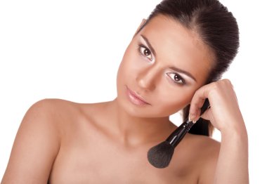 allık uygulayarak genç yetişkin kadın portresi