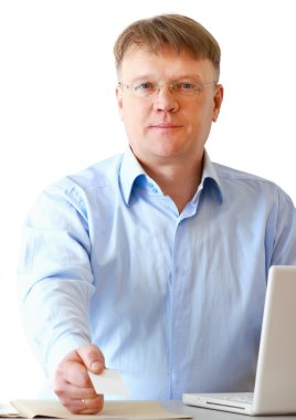 Adam dizüstü bilgisayarın önünde oturuyor.